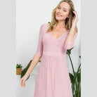 e Luna dusty pink maxi dress with V-neck and three-quarter sleeves for a stylish look