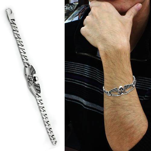 Men's high polished skull bracelet with stylish winged design for a bold fashion statement
