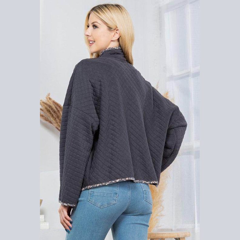 Stylish quilted coat in gray with a relaxed fit, perfect for casual outings and layering