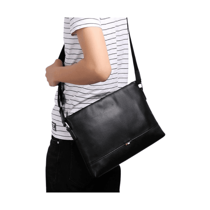 Stylish travel bag for men in black leather with adjustable strap, perfect for daily use