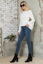 Andante USA stylish vacation blouse in white with bell sleeves, paired with skinny jeans