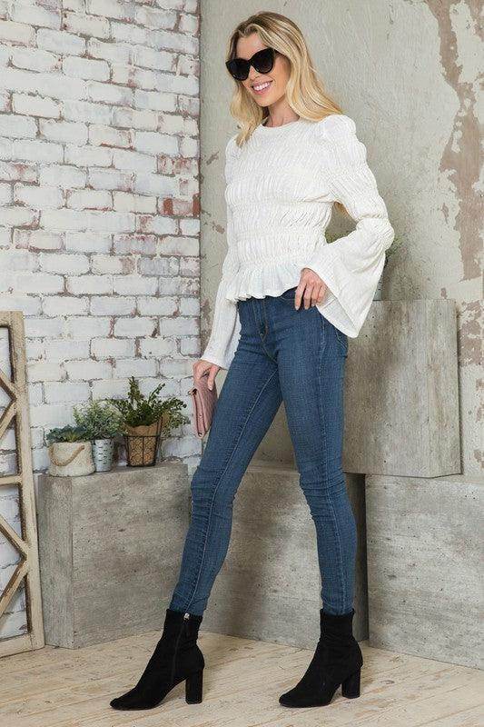 Andante USA stylish vacation blouse in white with bell sleeves, paired with skinny jeans