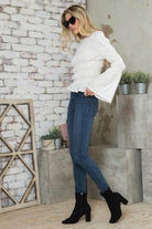 Andante USA stylish vacation blouse in white with flared sleeves, paired with skinny jeans and ankle boots