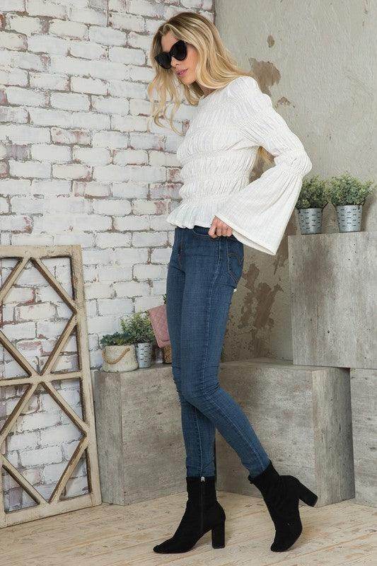 Andante USA stylish vacation blouse in white with flared sleeves, paired with skinny jeans and ankle boots