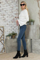 Andante USA stylish vacation blouse in white paired with jeans and stylish sunglasses