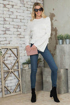 Andante USA stylish vacation blouse in cream, paired with skinny jeans and sunglasses for a trendy look