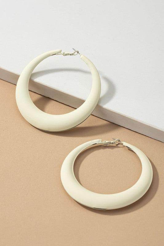 LA3accessories vacation style earrings in cream with a sleek crescent shape for a trendy look