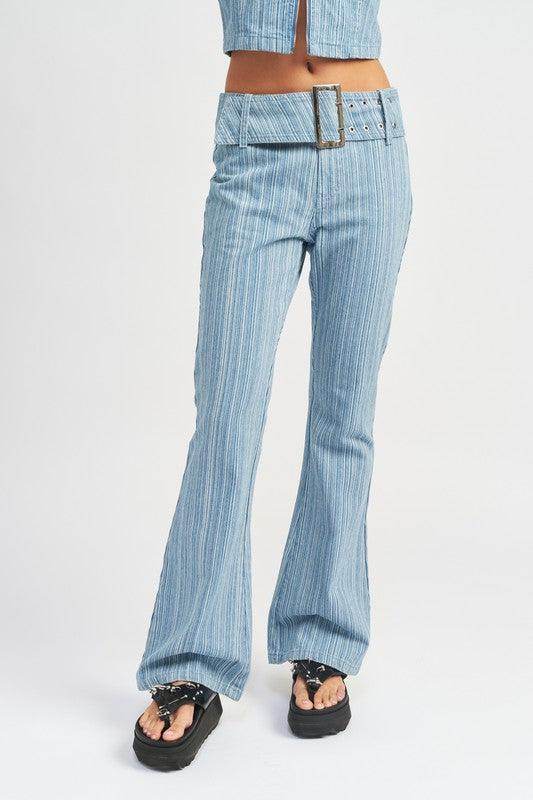 Emory Park vacation style flared jeans in light blue with a trendy belted waist for a stylish look