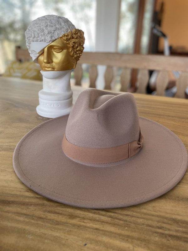 Queens INC vegan felt panama hat in beige with stylish band for fashionable women