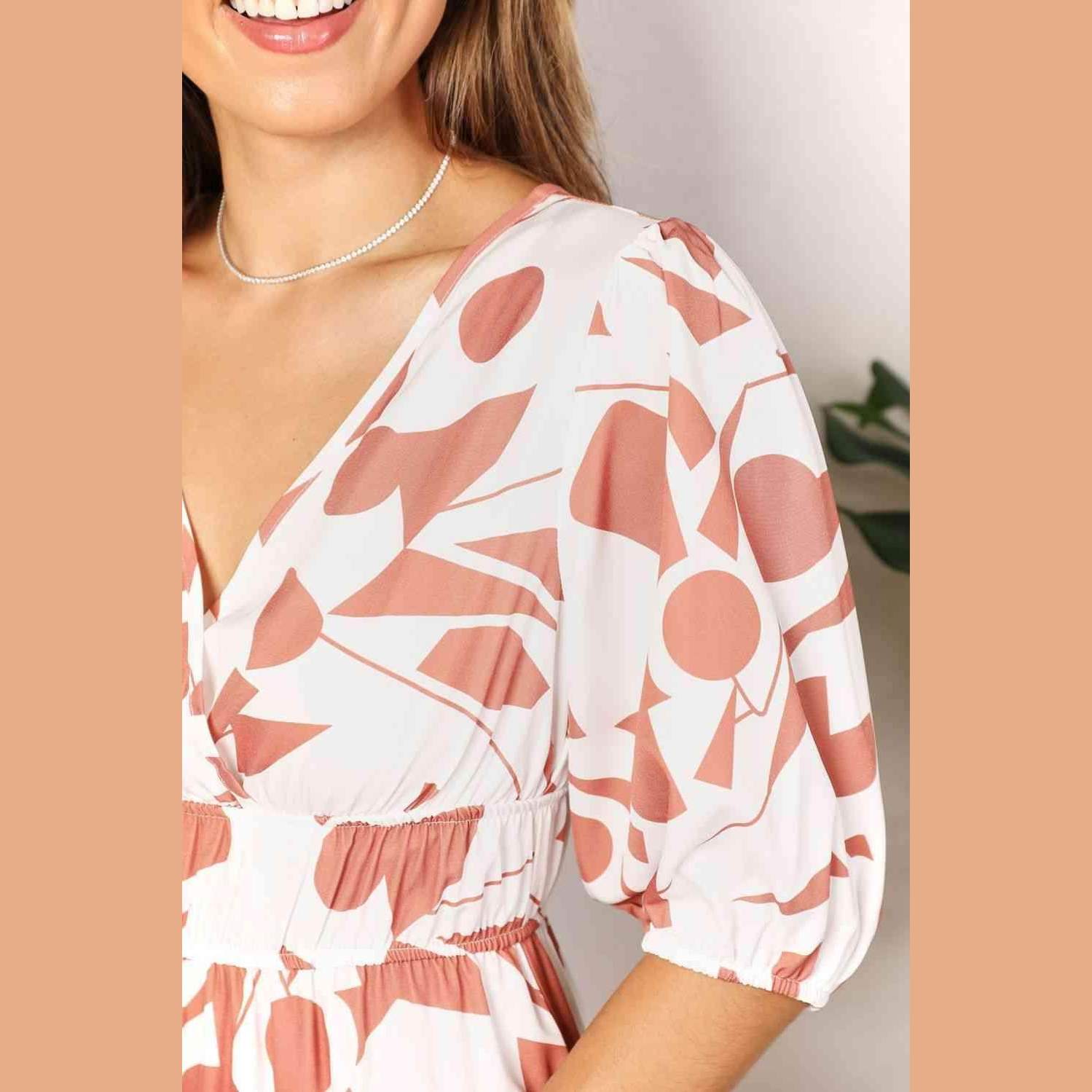 Stylish women's balloon sleeve vacation dress with a chic abstract pattern and a flattering fit