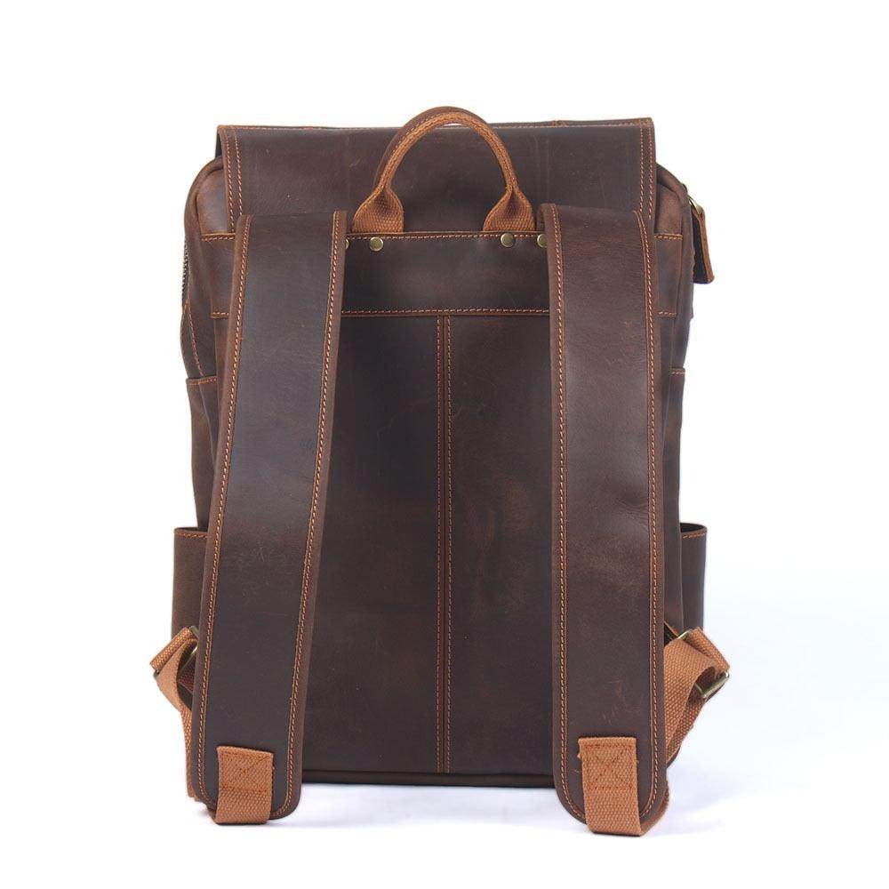 Crazy horse leather daypack in brown with adjustable straps and a stylish vintage design