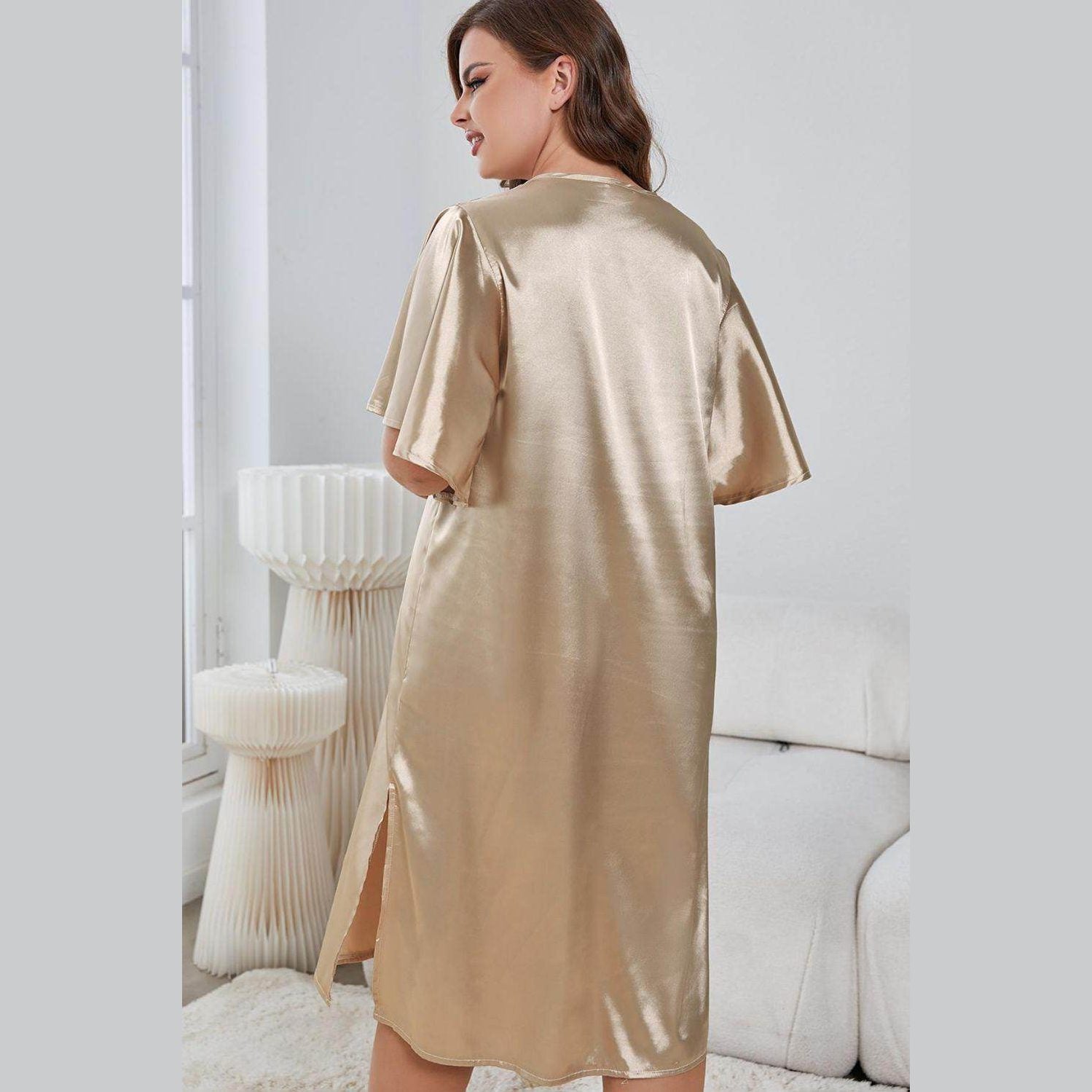 Elegant nightwear for women in gold satin with short sleeves and side slits for comfortable lounging