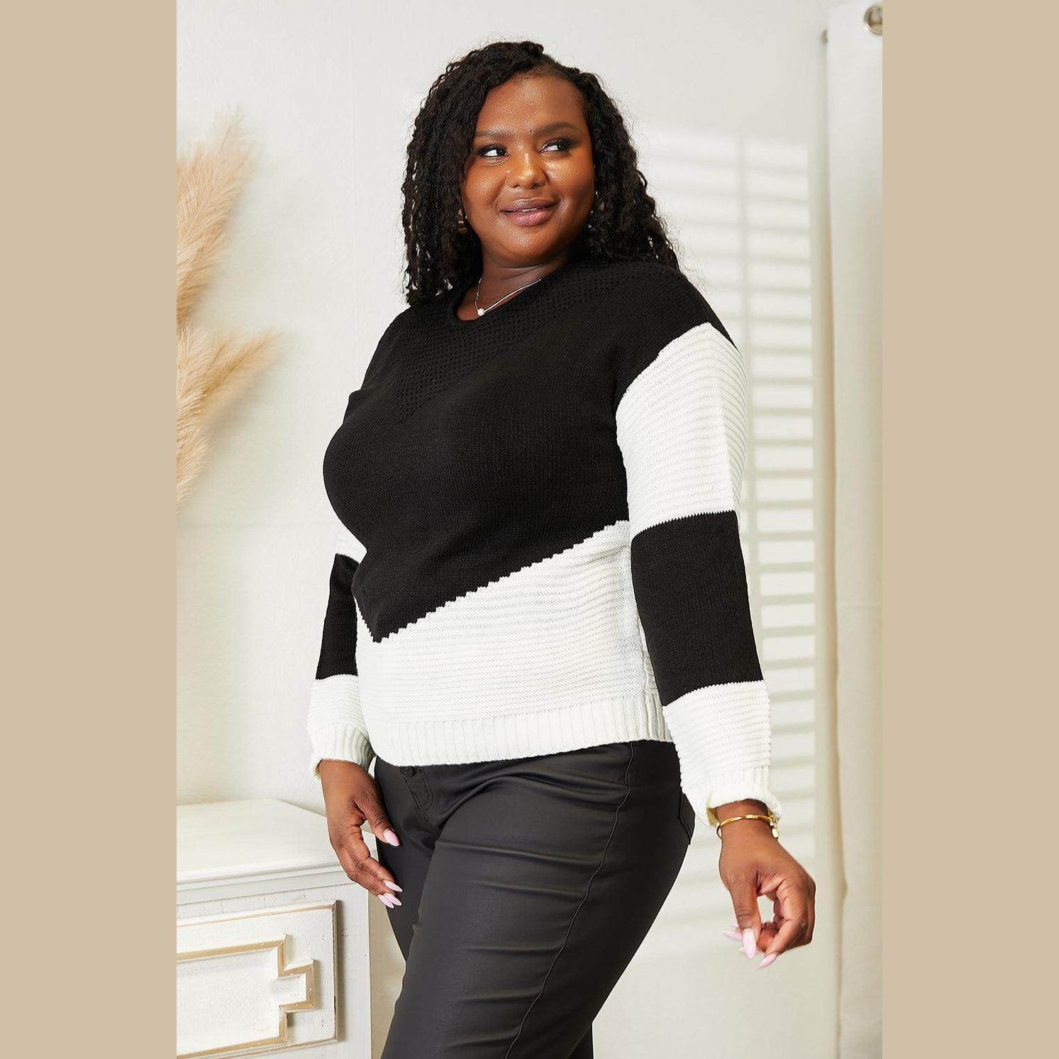 Trendsi Women's Vacation Style Knitwear Sweater in Black and White with a Modern Fit