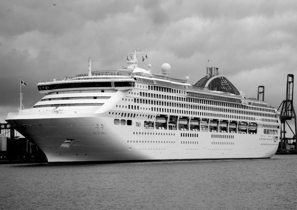 P&O cruise ship Oceana docked at Las Palmas de Gran Canaria, a classic stop on transatlantic repositioning cruise itineraries. Photo: Canary Islands Photos - UNFILTERED, CC BY 2.0, via Wikimedia Commons