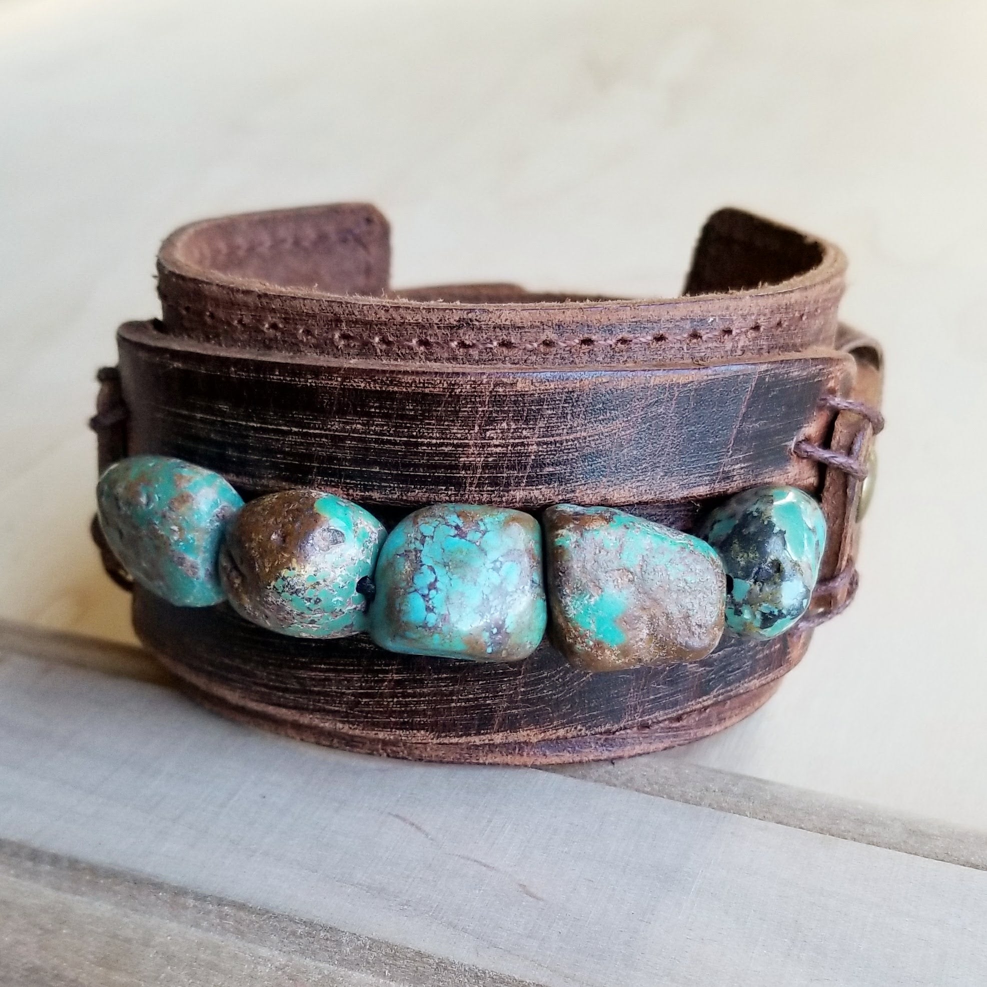 Bracelet manchette en cuir véritable avec morceaux de turquoise naturelle 006p