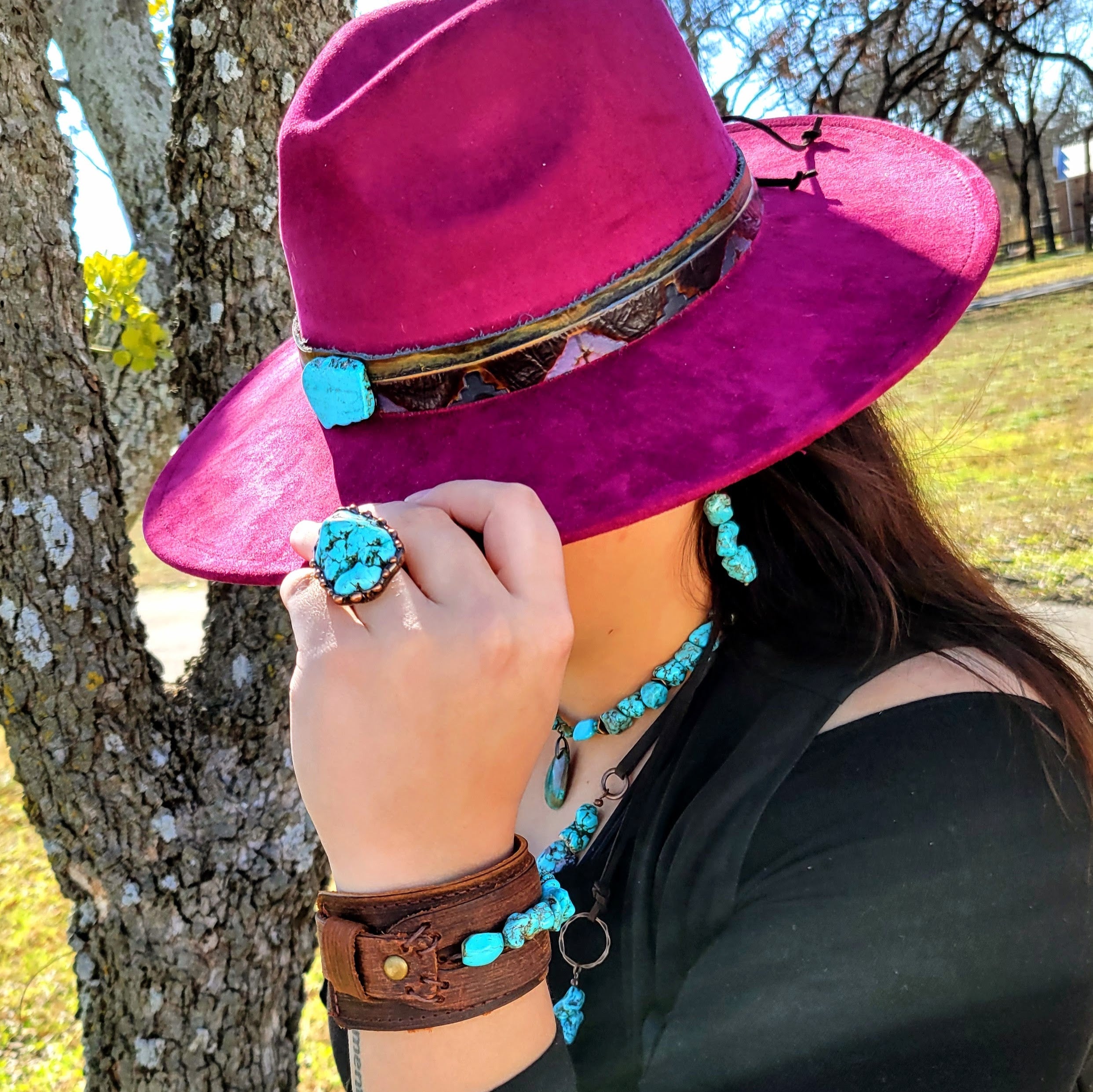 Bracelet manchette en cuir véritable avec morceaux de turquoise naturelle 006p