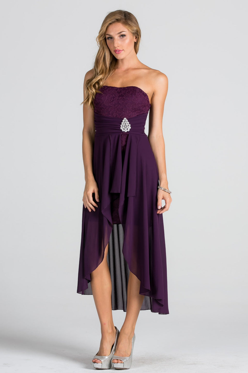 Open back Lace and chiffon surplus dress with waist brooch.