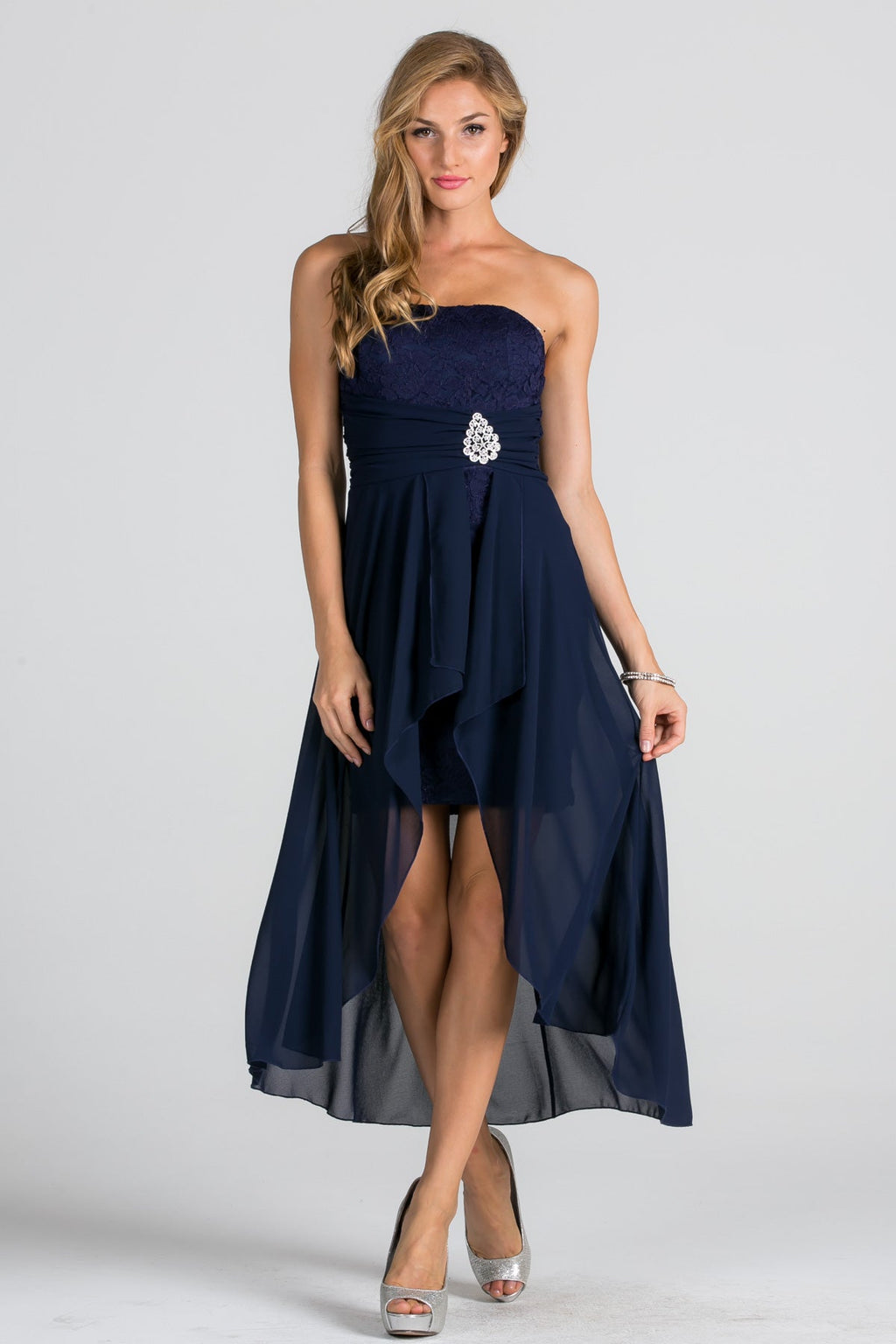 Open back Lace and chiffon surplus dress with waist brooch.