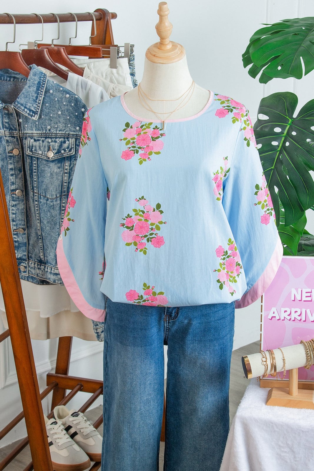 Floral Button Cuffed 3/4 Sleeve Round Neck Blouse