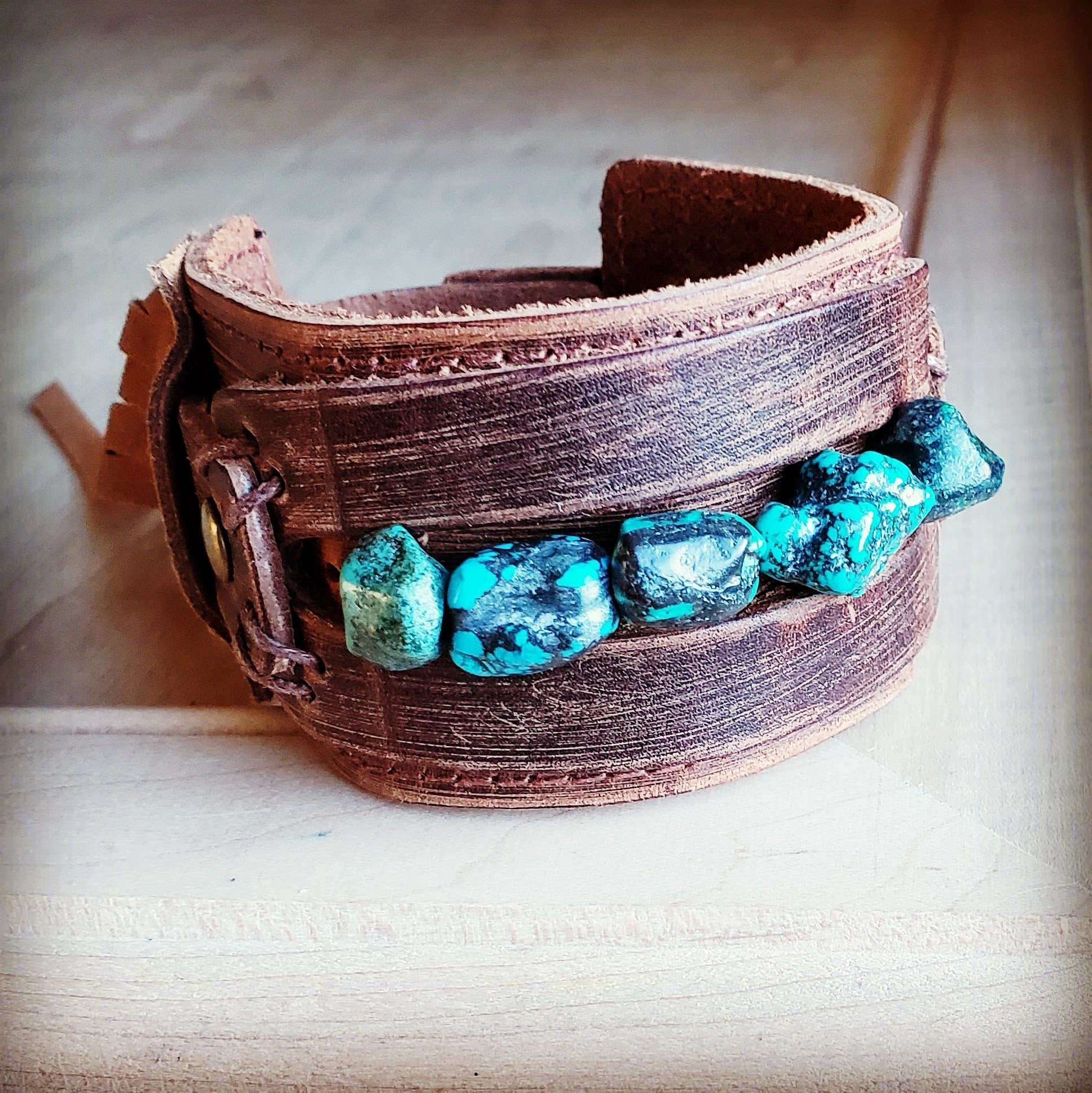 Bracelet manchette en cuir véritable avec morceaux de turquoise naturelle 006p