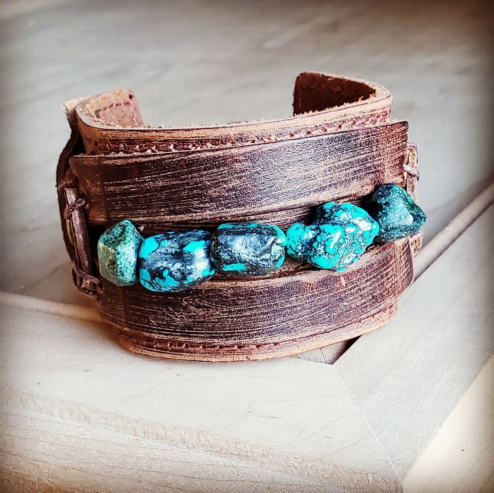 Bracelet manchette en cuir véritable avec morceaux de turquoise naturelle 006p