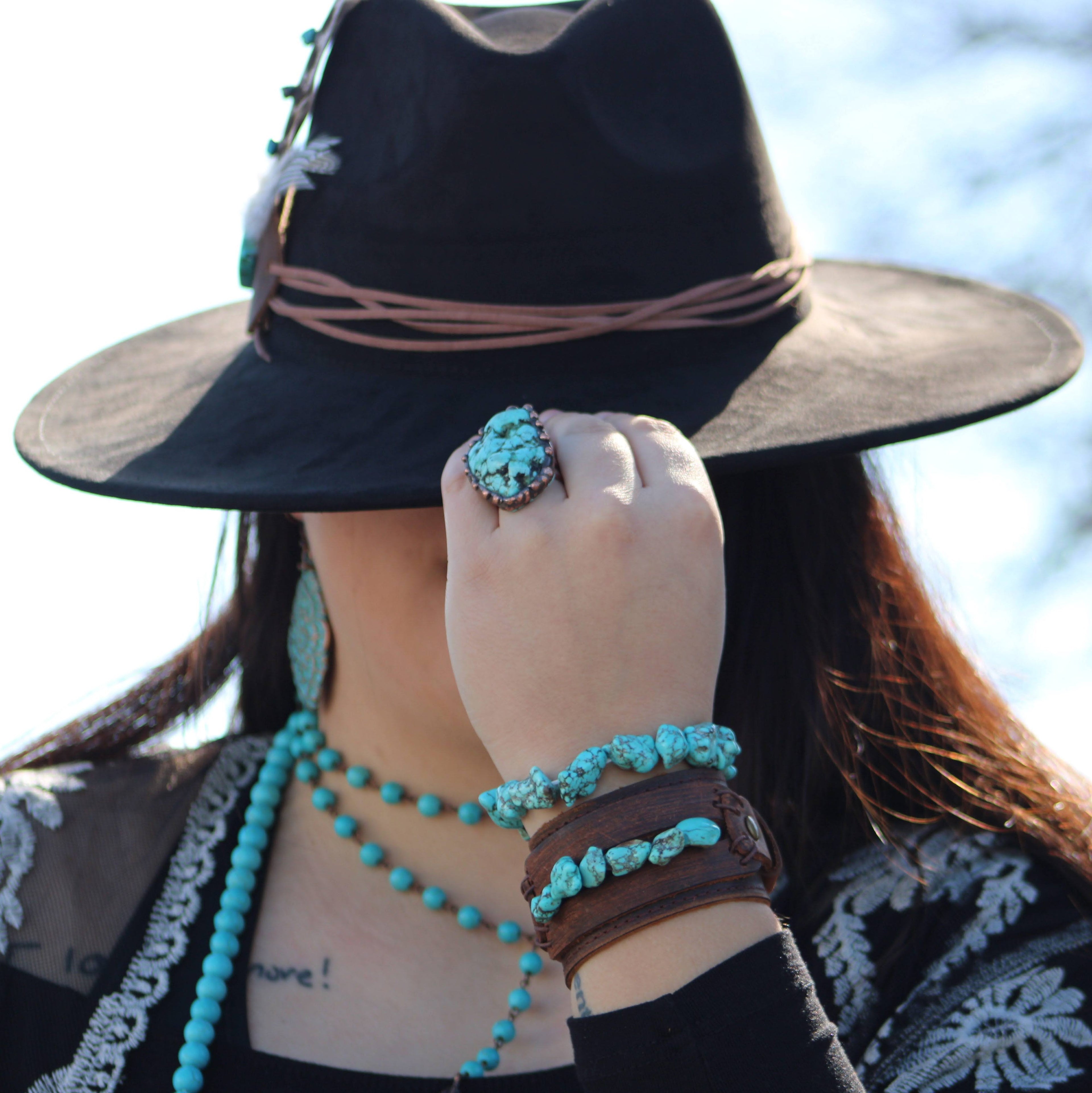 Bracelet manchette en cuir véritable avec morceaux de turquoise naturelle 006p