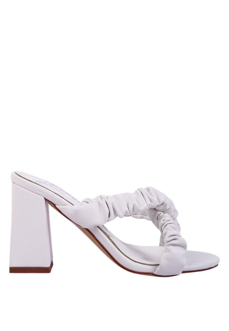 Sandales compensées à brides froncées - Page 3
