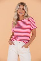 Camiseta de cuello redondo con rayas y borde festoneado