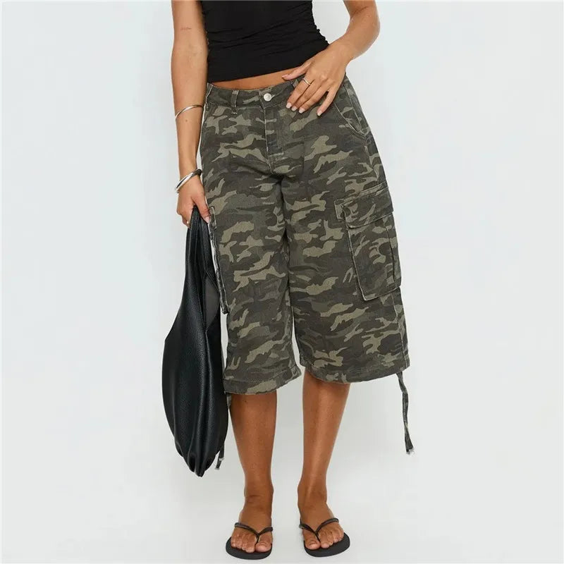 VacationGrabs Women's 3/4 Length Low Rise Denim Cargo Shorts Baggy Wide Leg Cropped Trousers with Pockets for Y2K Retro Streetwear