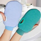 Exfoliating gloves for dead skin in blue and green, ideal for body scrubbing