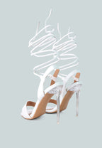 Talons aiguilles transparents et brillants à lacets