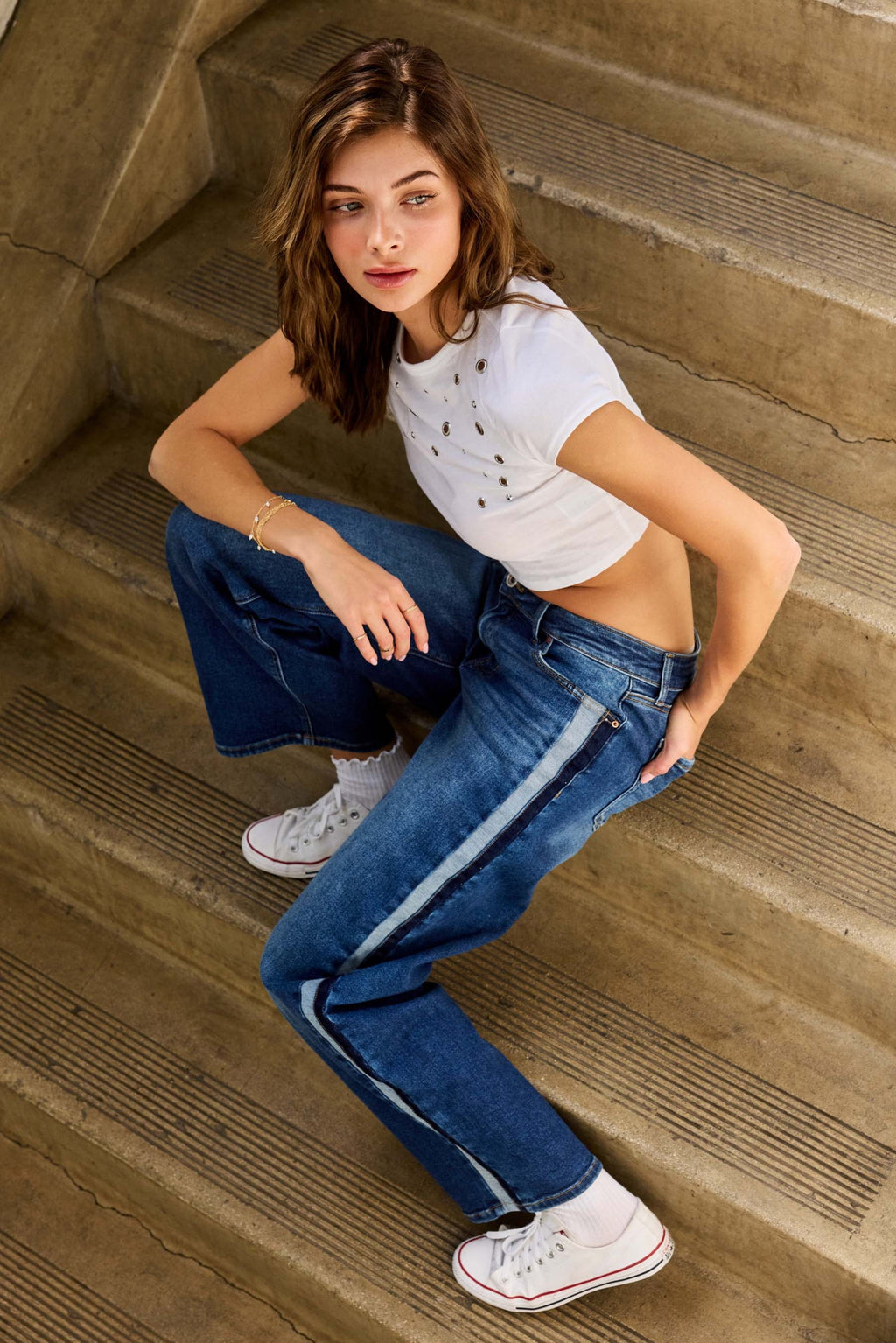 Women's baggy jeans in blue denim, perfect for casual outings