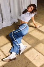 Women's baggy jeans in blue denim, stylish and comfortable for casual wear
