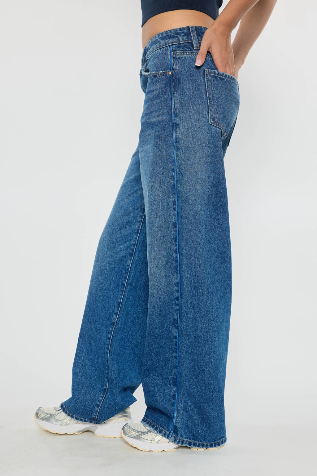 Women's baggy jeans in classic blue denim for casual outings