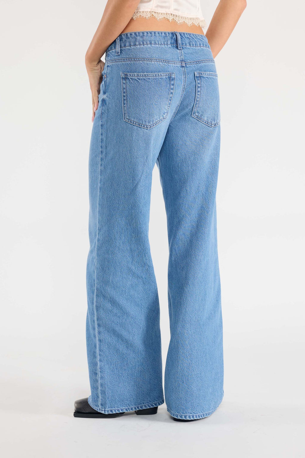 Women's baggy jeans in light blue denim, perfect for casual wear