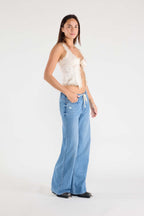 Women's baggy jeans in light blue, perfect for casual outings