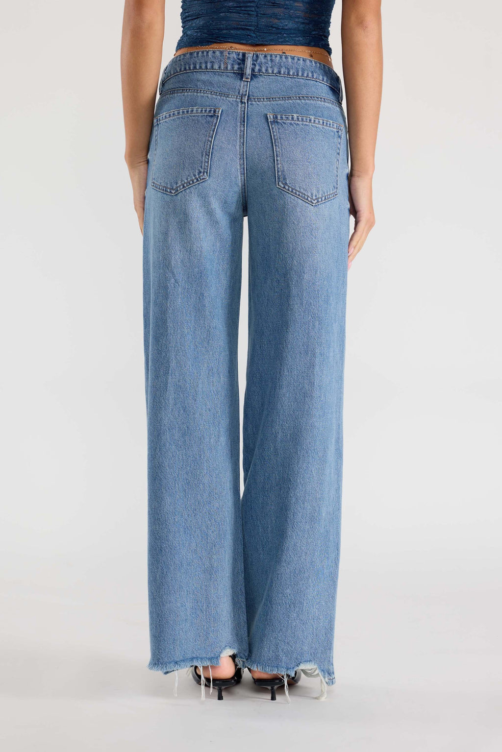 Women's baggy jeans in light blue denim, perfect for casual outings