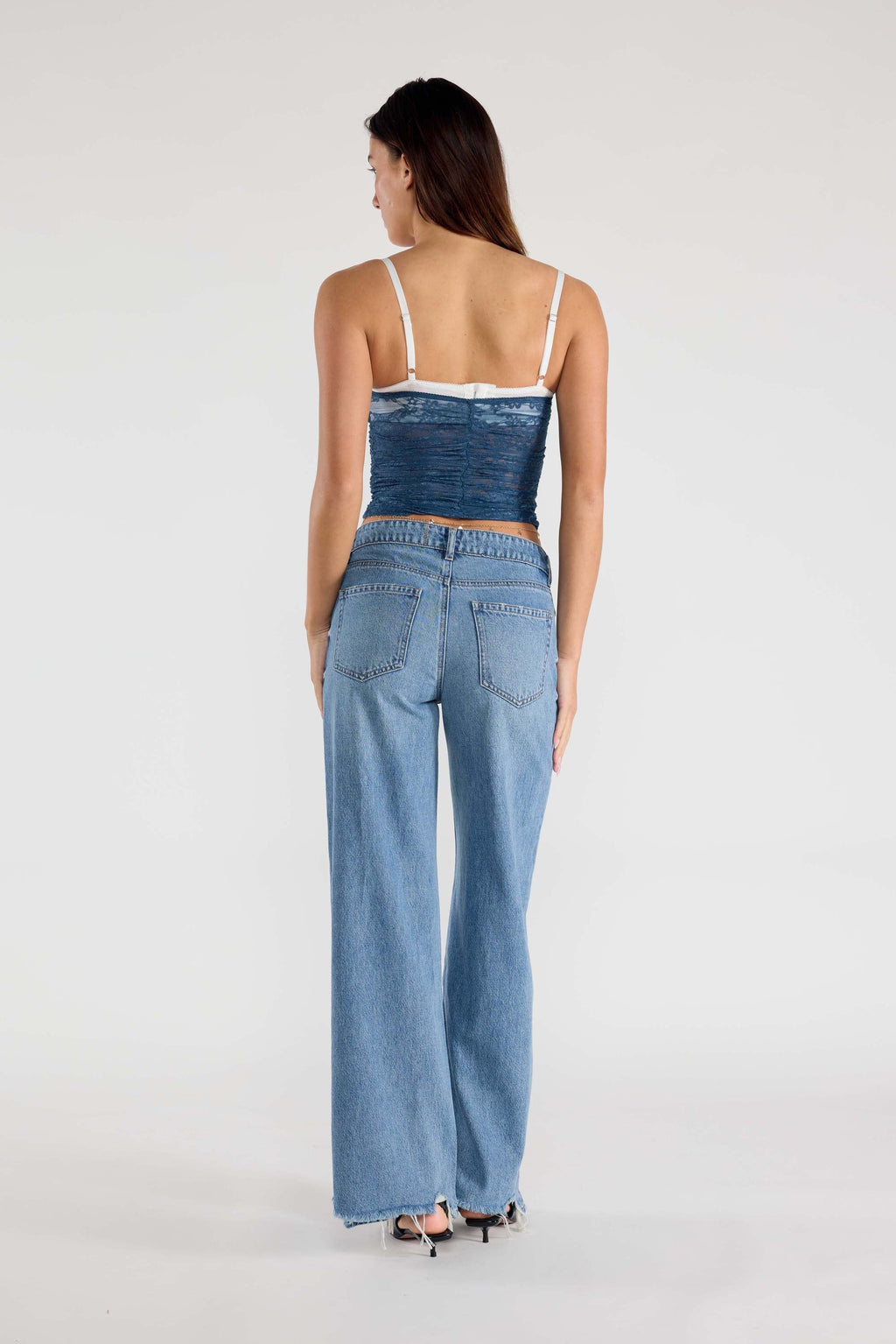 Women's baggy jeans in light blue denim, perfect for casual outings