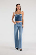 Women's baggy jeans in light blue denim for casual wear