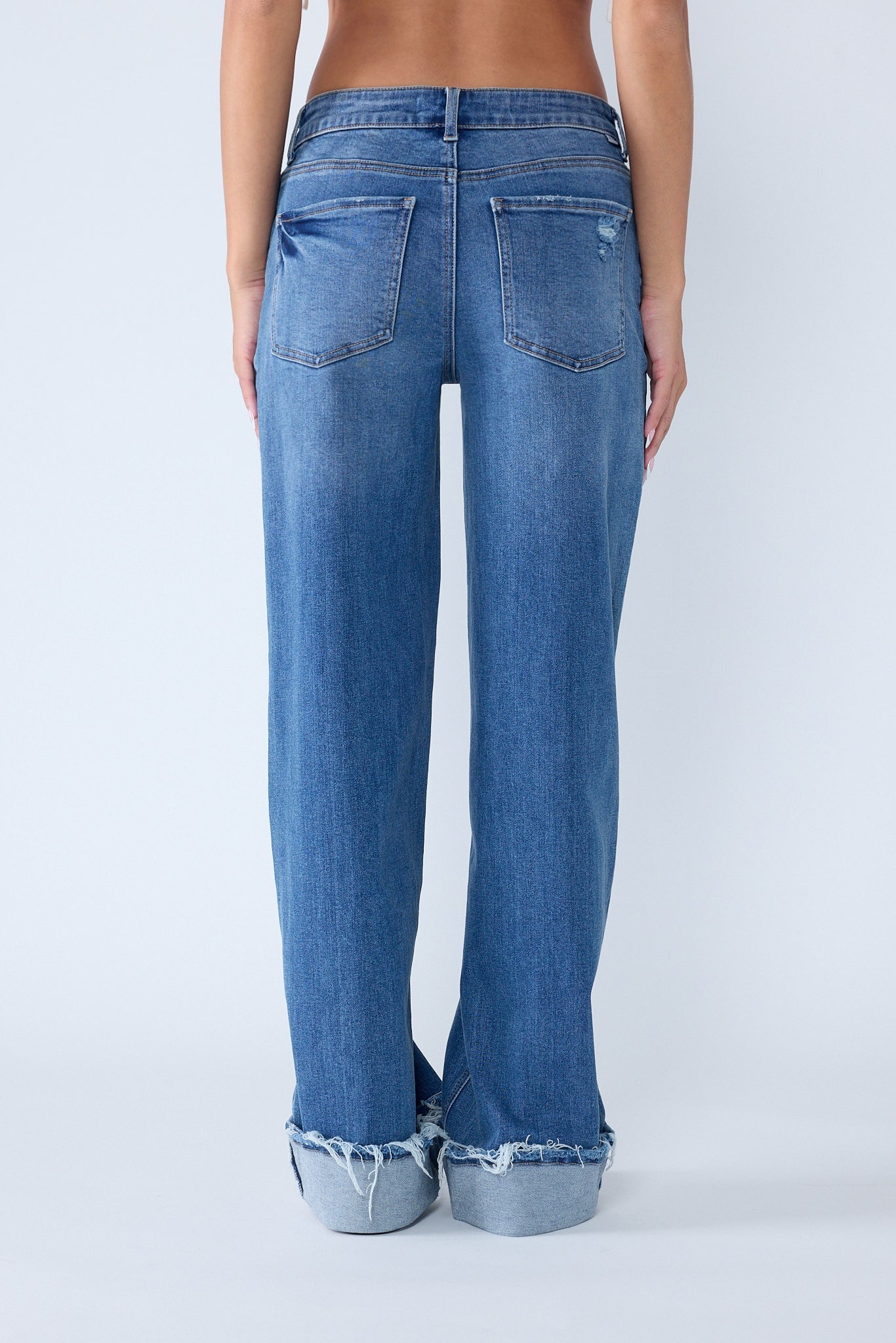 Women's baggy jeans in light blue denim, perfect for casual outfits