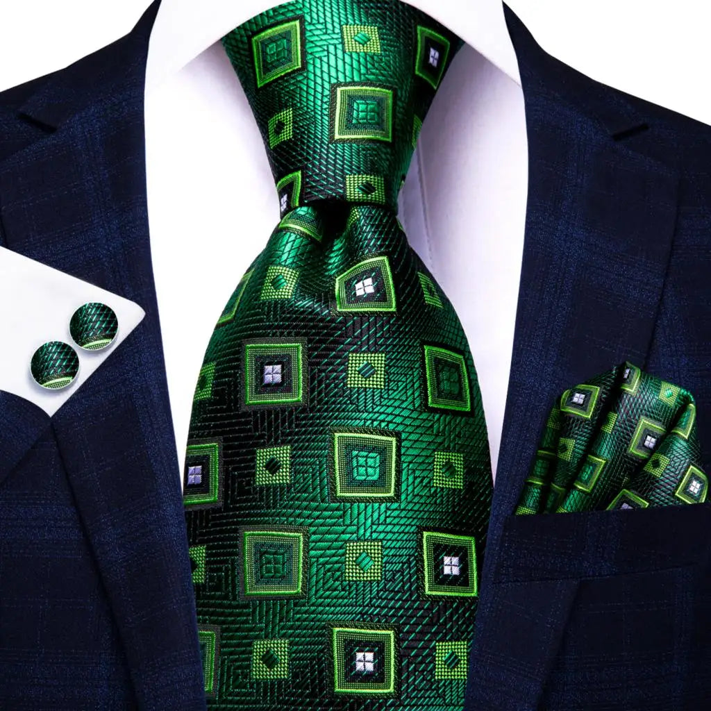 Men's green patterned tie, silk, perfect for formal occasions