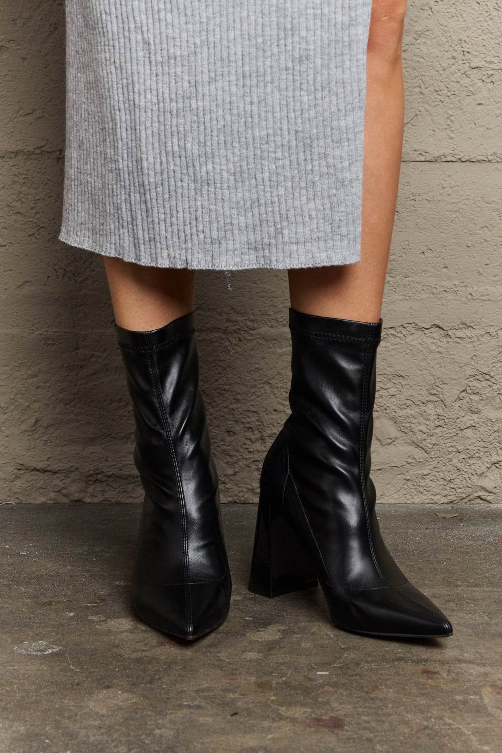 Women's black leather block heel heels, perfect for stylish outings