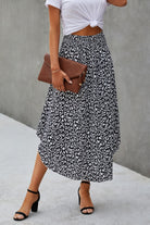 VacationGrabs women's boho print flowy skirt in black and white paired with a white knotted top and black heels