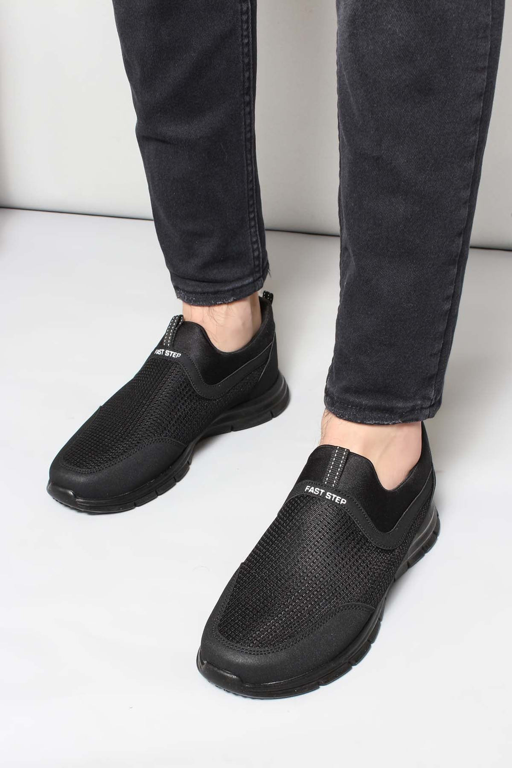 Breathable Black Casual Men Sneakers – front view