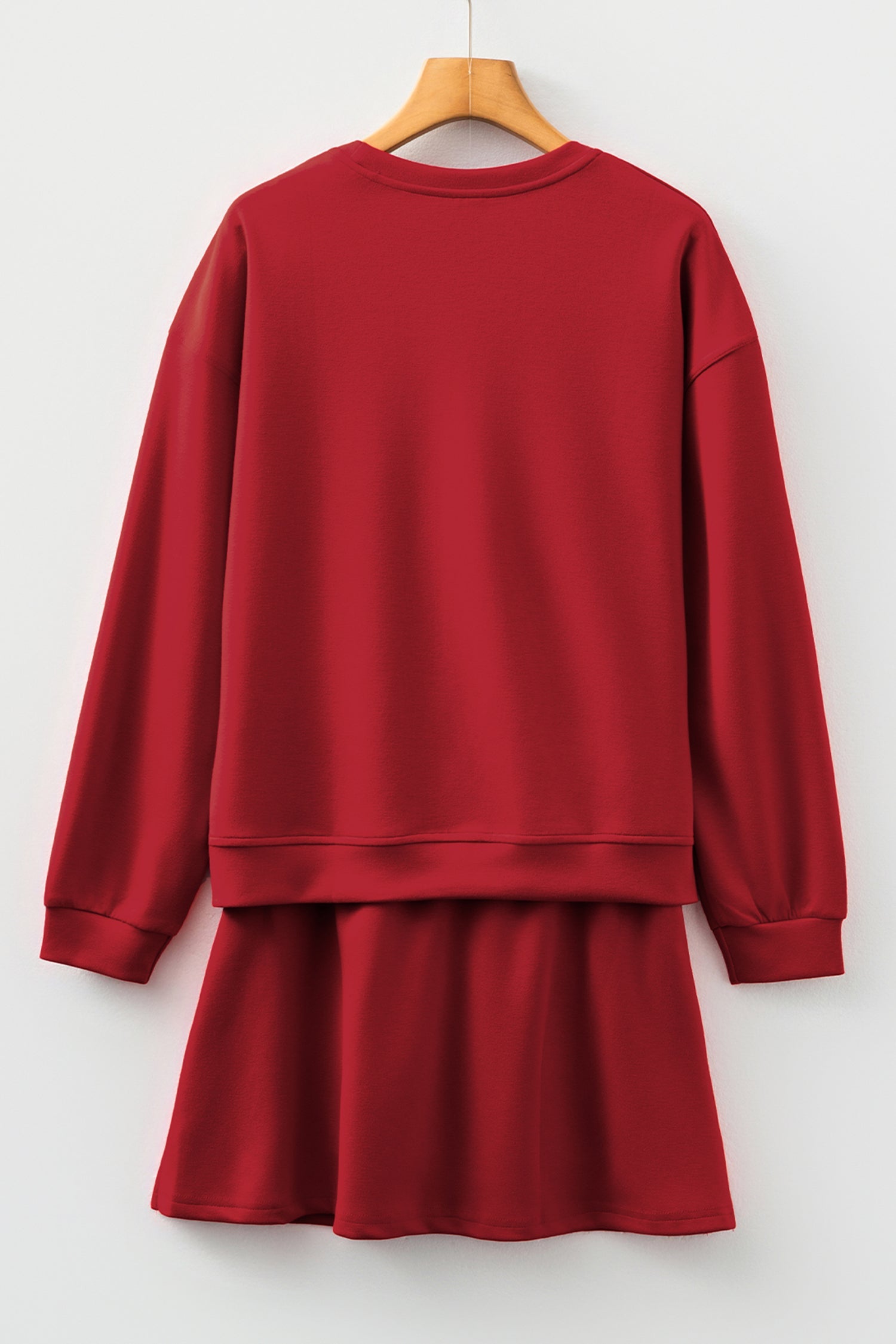 Ensemble pull uni à épaules tombantes et mini-jupe