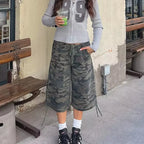 Women's cargo cargo shorts in camouflage, perfect for casual outings