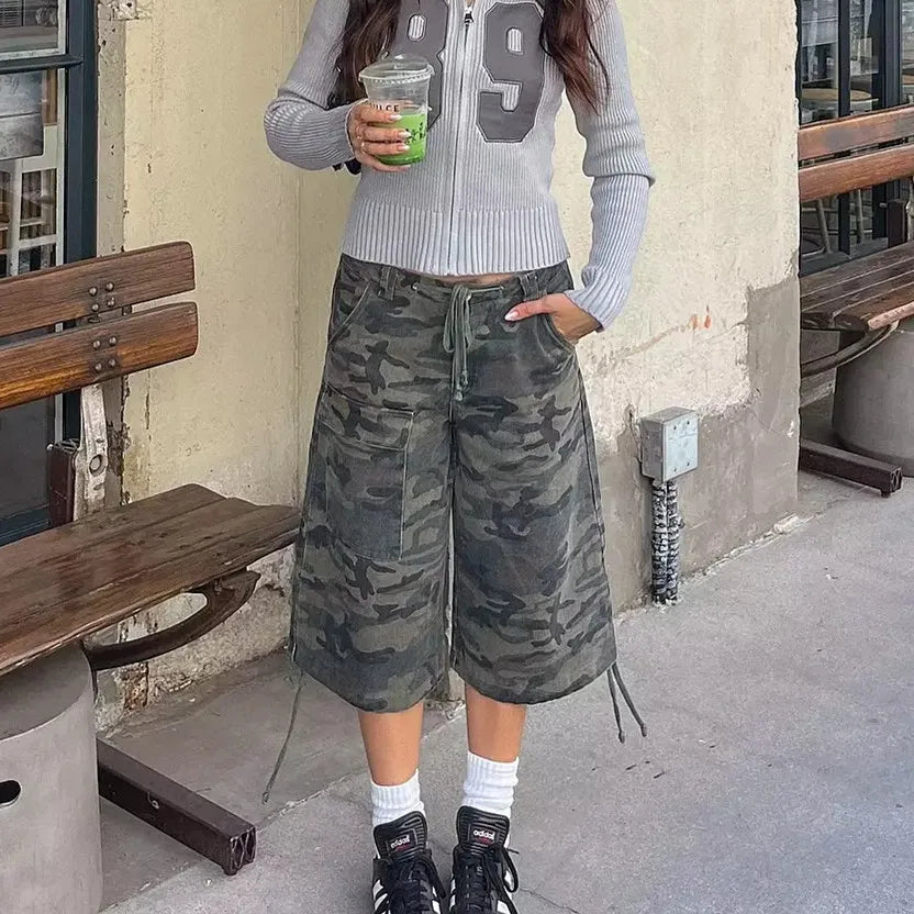 Women's cargo cargo shorts in camouflage, perfect for casual outings
