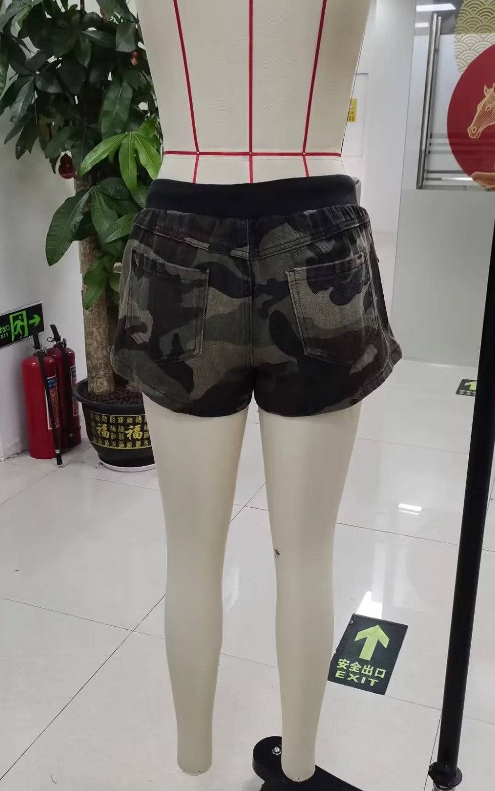 Camo cargo cargo shorts for casual summer outings