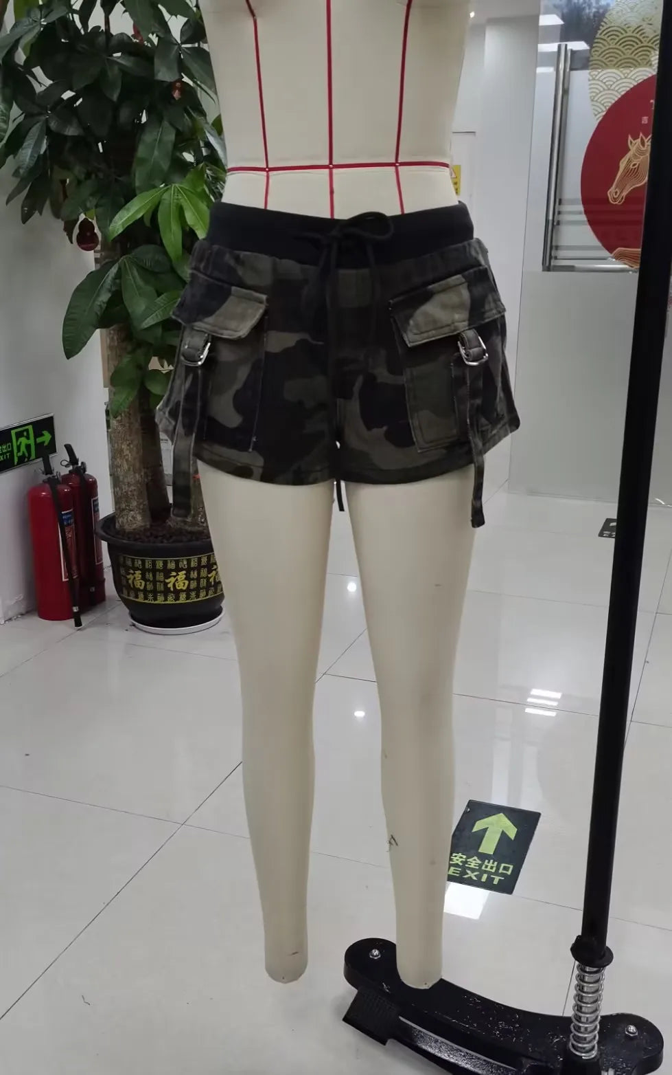 Camo cargo cargo shorts with pockets, ideal for casual outings