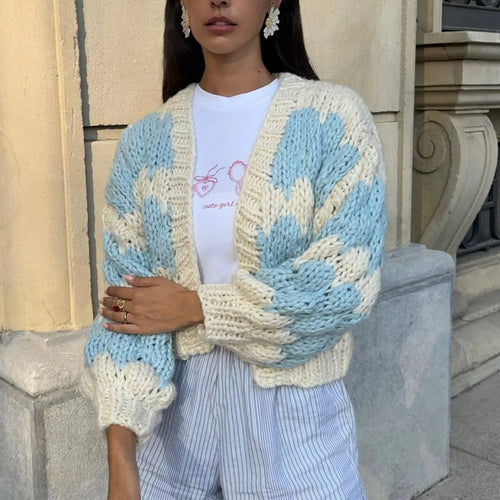Chunky knit blankets in light blue and cream for cozy warmth